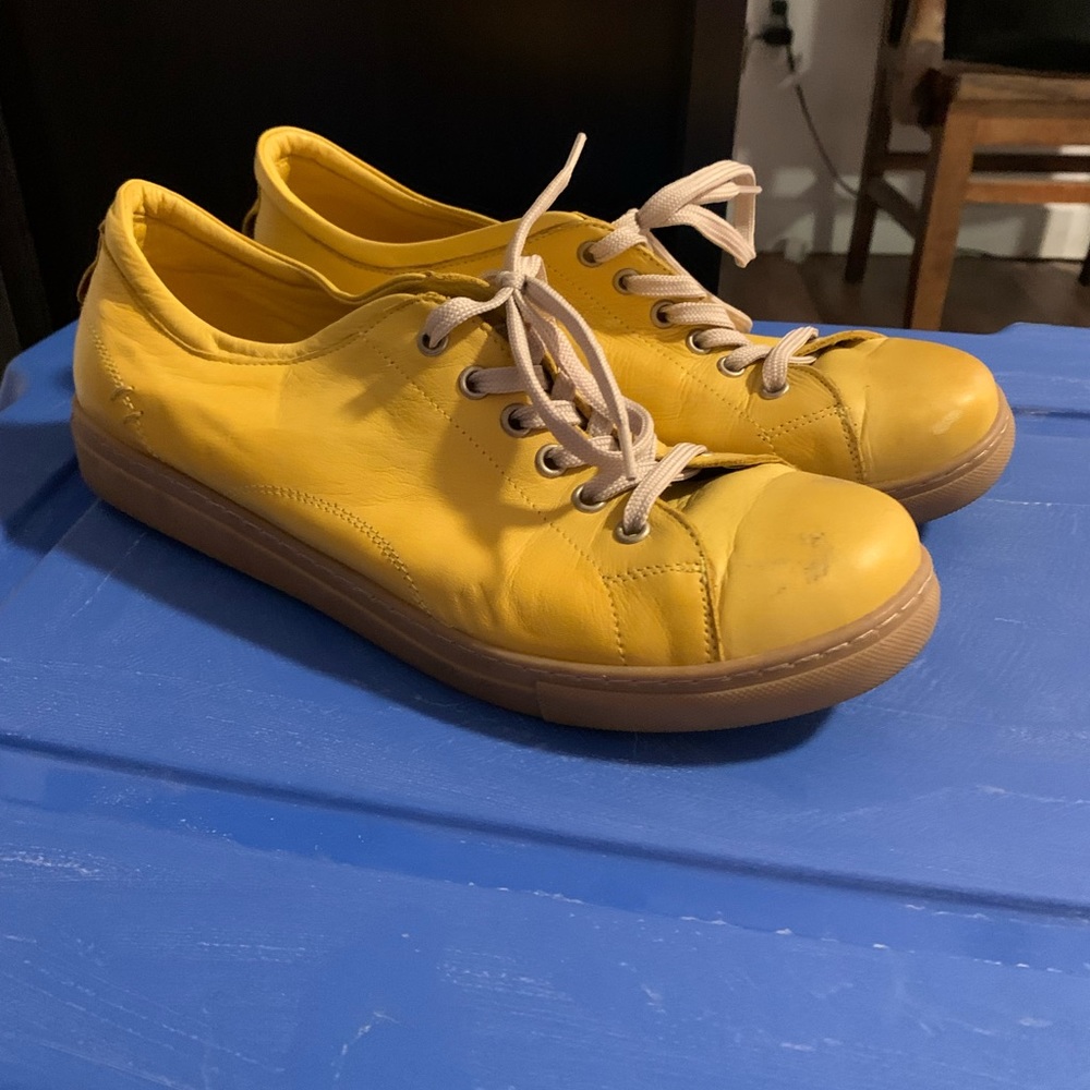 Great condition. Leather shoe